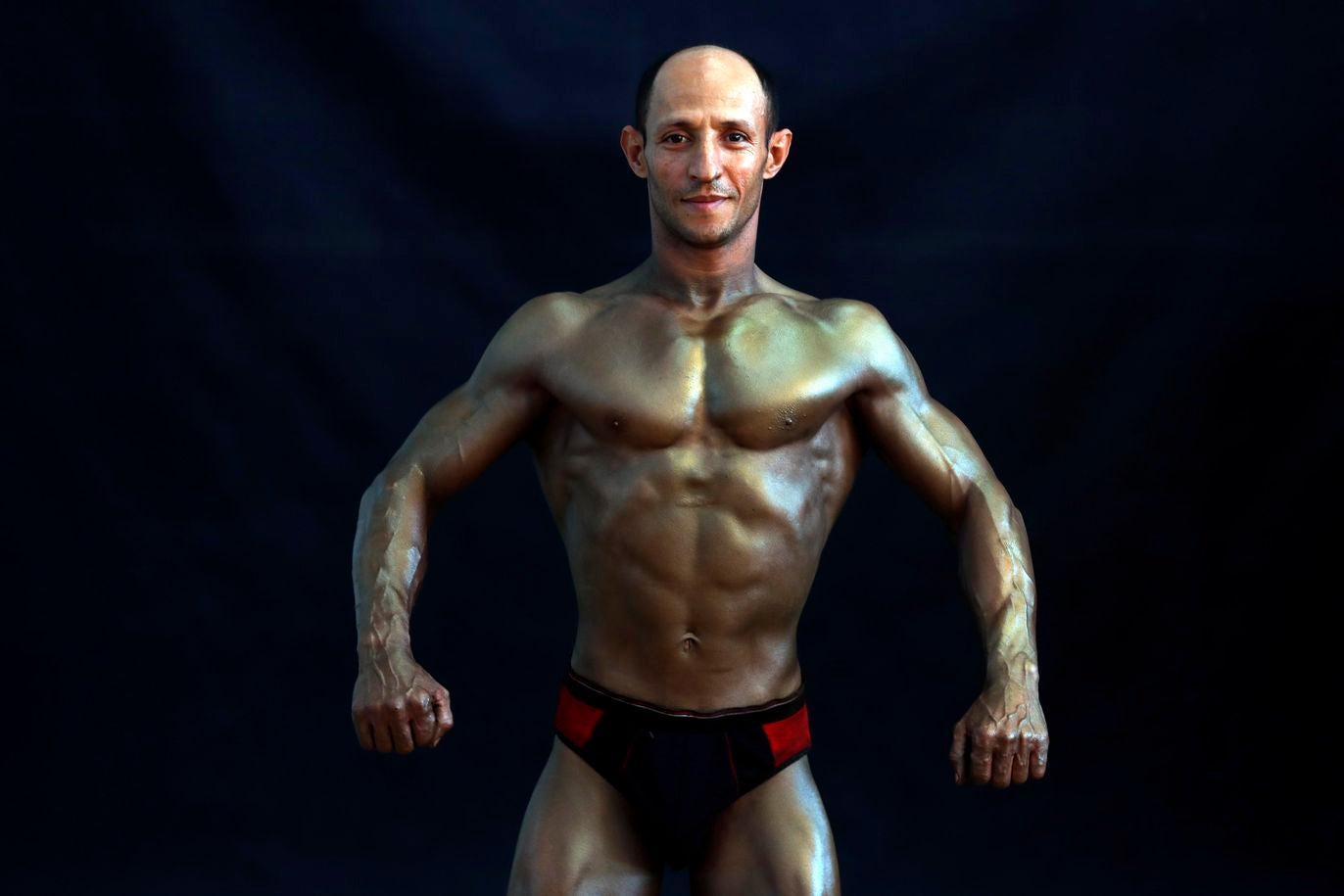 Los culturistas yemeníes flexionan sus músculos durante un campeonato de culturismo en Sana'a, Yemen. Más de 50 culturistas de la mayoría de las provincias del Yemen asolado por la guerra participaron en la competencia local organizada por la Federación Yemení de Culturismo en Sana'a.