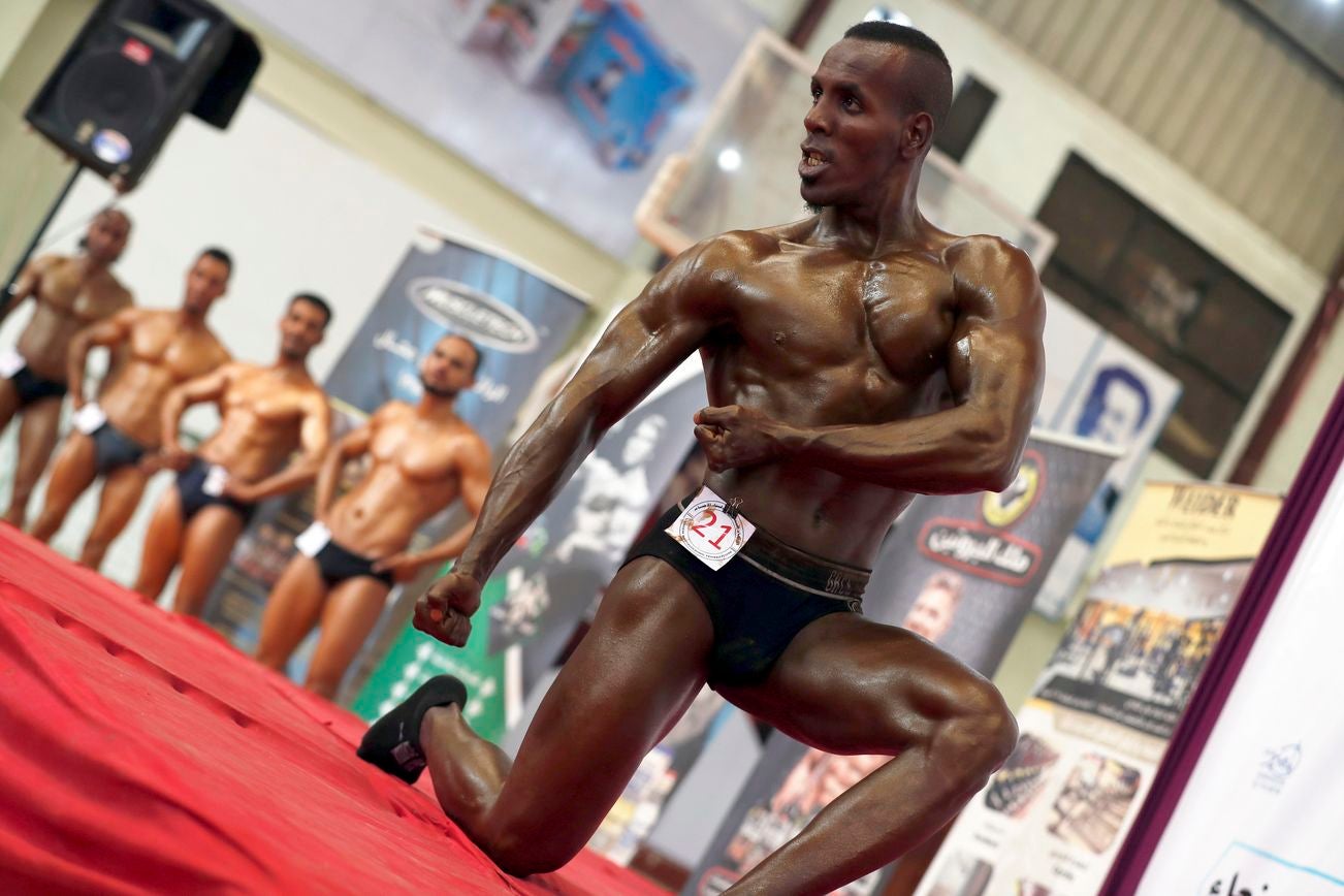 Los culturistas yemeníes flexionan sus músculos durante un campeonato de culturismo en Sana'a, Yemen. Más de 50 culturistas de la mayoría de las provincias del Yemen asolado por la guerra participaron en la competencia local organizada por la Federación Yemení de Culturismo en Sana'a.