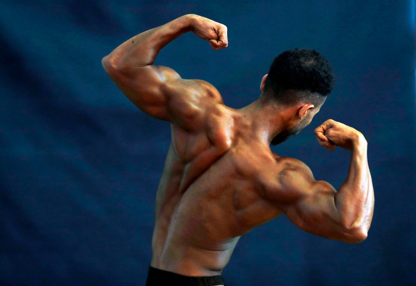 Los culturistas yemeníes flexionan sus músculos durante un campeonato de culturismo en Sana'a, Yemen. Más de 50 culturistas de la mayoría de las provincias del Yemen asolado por la guerra participaron en la competencia local organizada por la Federación Yemení de Culturismo en Sana'a.