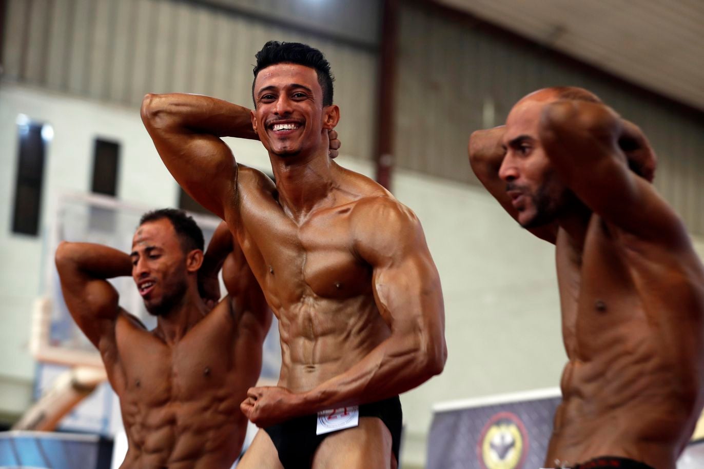 Los culturistas yemeníes flexionan sus músculos durante un campeonato de culturismo en Sana'a, Yemen. Más de 50 culturistas de la mayoría de las provincias del Yemen asolado por la guerra participaron en la competencia local organizada por la Federación Yemení de Culturismo en Sana'a.