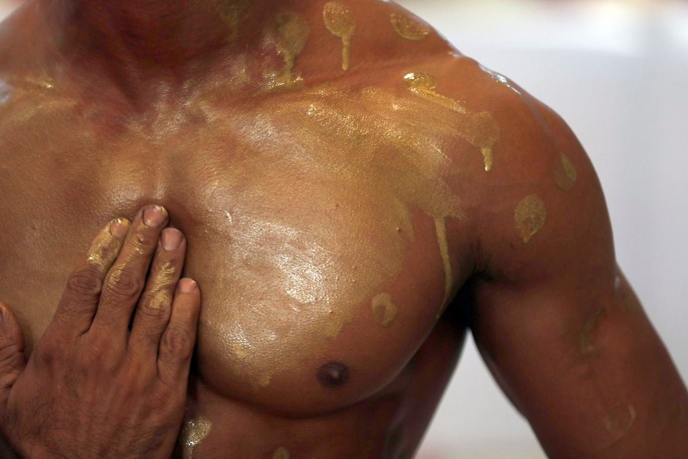 Los culturistas yemeníes flexionan sus músculos durante un campeonato de culturismo en Sana'a, Yemen. Más de 50 culturistas de la mayoría de las provincias del Yemen asolado por la guerra participaron en la competencia local organizada por la Federación Yemení de Culturismo en Sana'a.