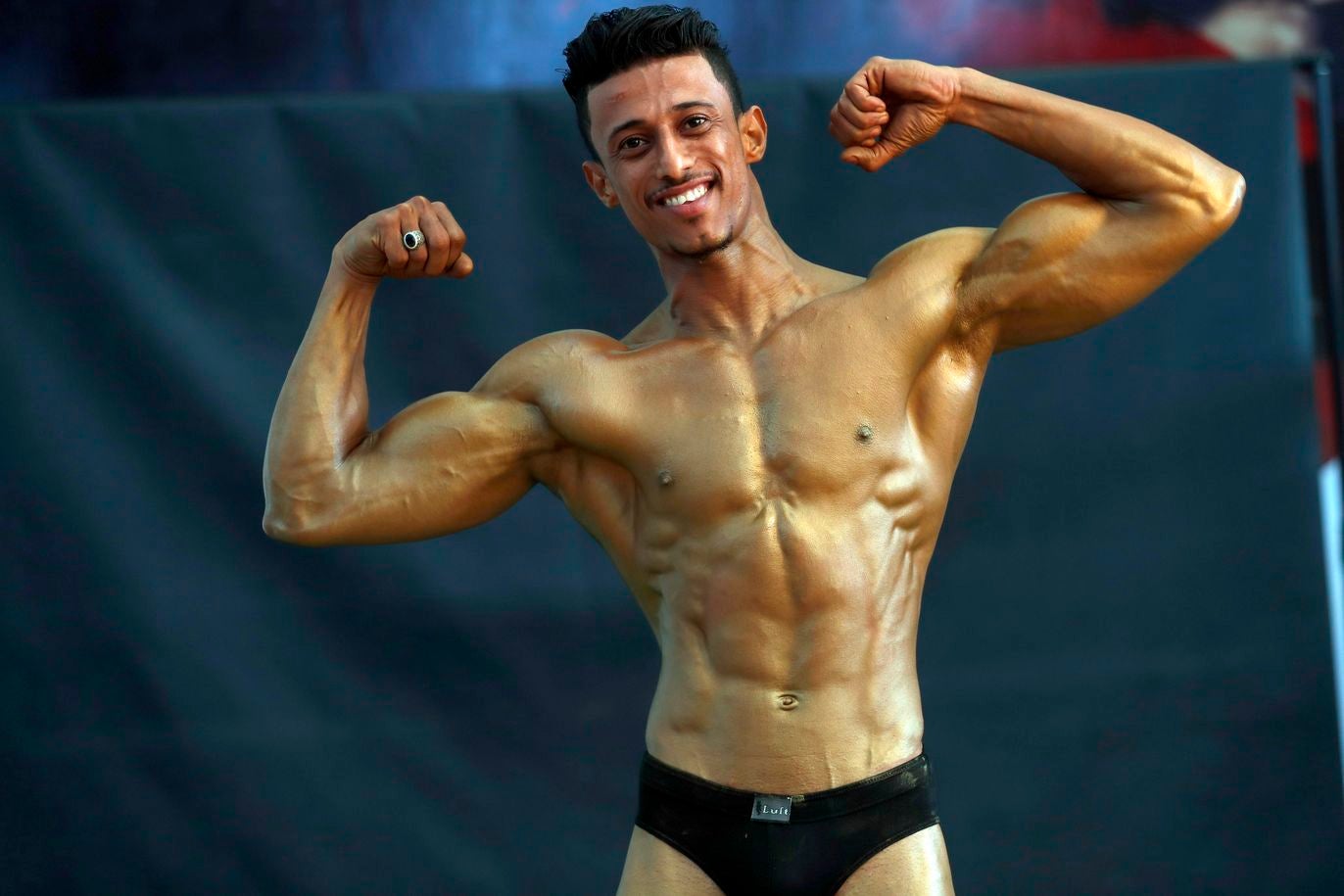 Los culturistas yemeníes flexionan sus músculos durante un campeonato de culturismo en Sana'a, Yemen. Más de 50 culturistas de la mayoría de las provincias del Yemen asolado por la guerra participaron en la competencia local organizada por la Federación Yemení de Culturismo en Sana'a.