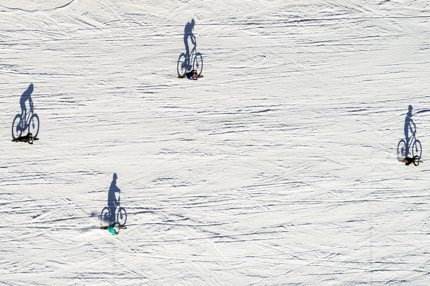 Fotografía realizada por un dron que muestra a varios ciclistas participando en la San Silvestre por la nieve en la estación de esquí de Villars-Sur-Ollon, Suiza.