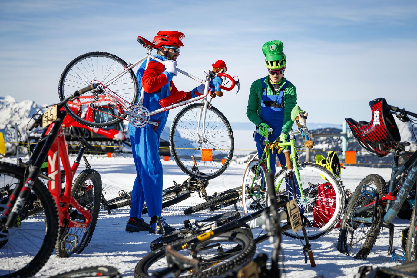 Fotografía realizada por un dron que muestra a varios ciclistas participando en la San Silvestre por la nieve en la estación de esquí de Villars-Sur-Ollon, Suiza.