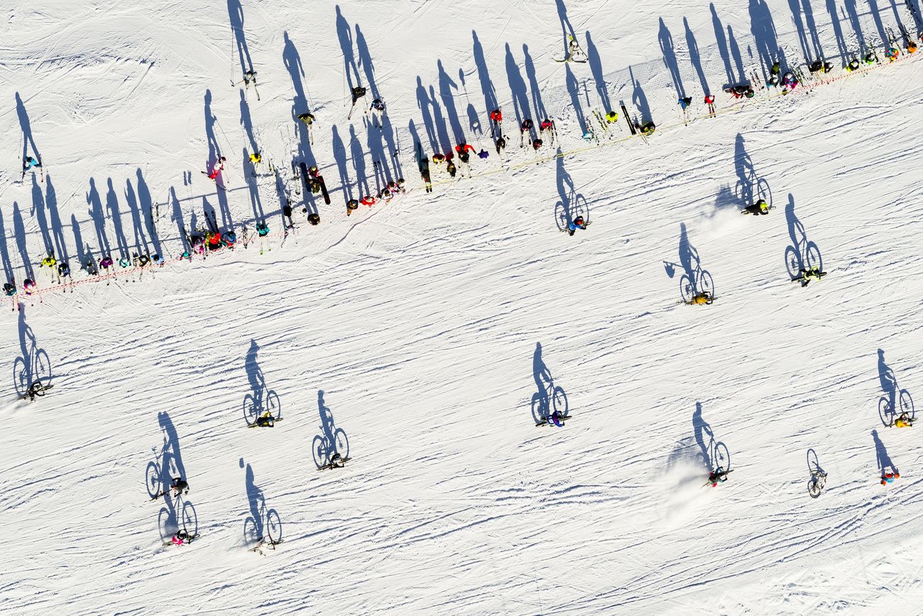 Fotografía realizada por un dron que muestra a varios ciclistas participando en la San Silvestre por la nieve en la estación de esquí de Villars-Sur-Ollon, Suiza.