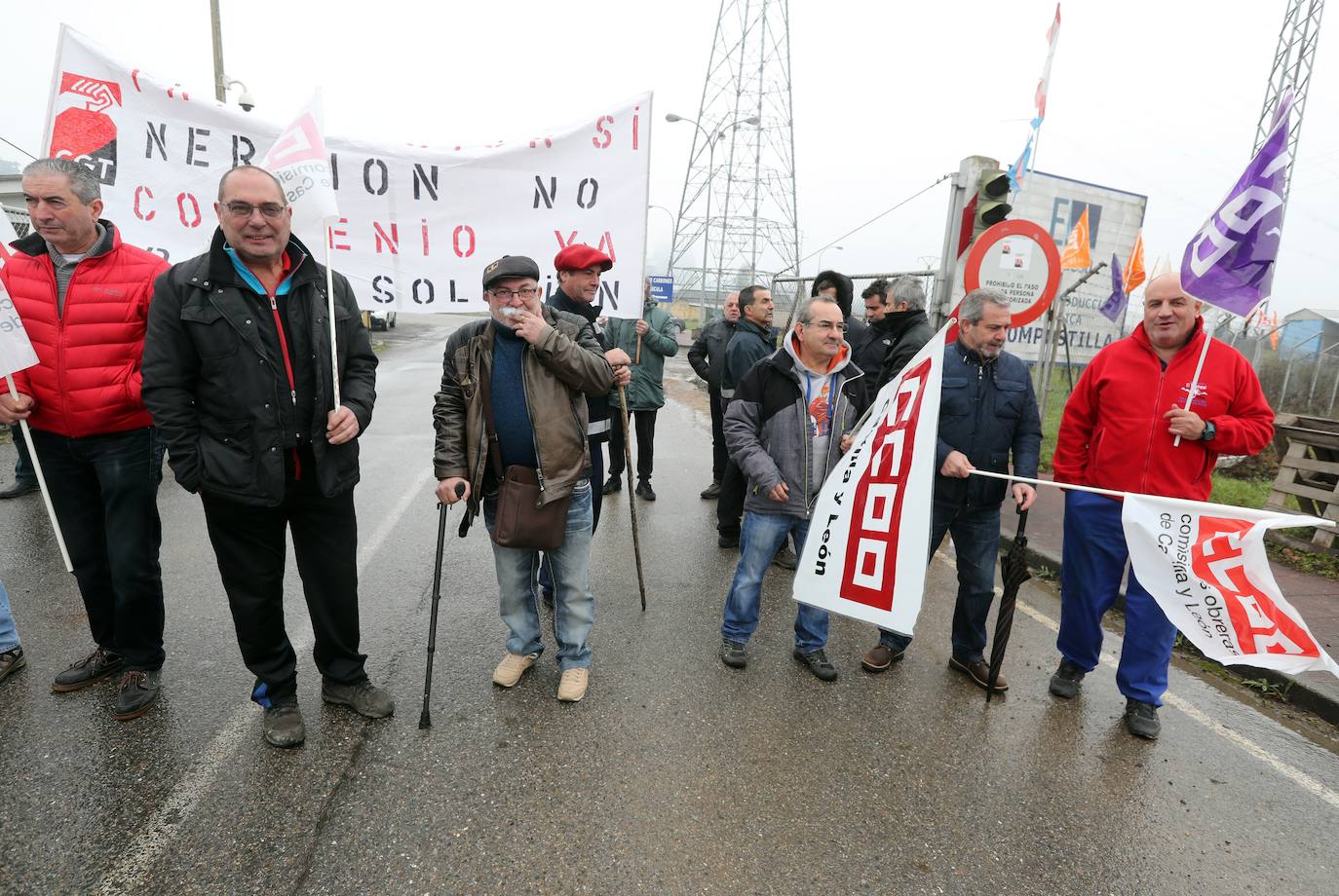 Fotos: Concentración de los empleados de la limpieza industrial en la central de Compostilla