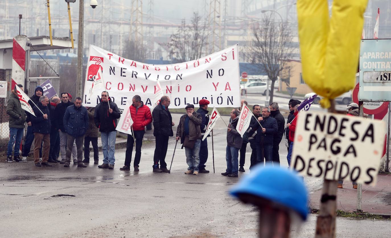 Fotos: Concentración de los empleados de la limpieza industrial en la central de Compostilla