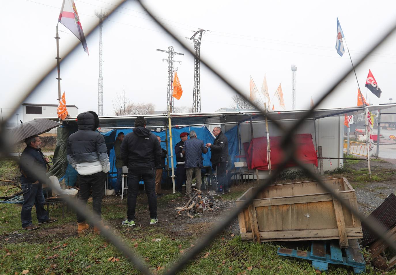 Fotos: Concentración de los empleados de la limpieza industrial en la central de Compostilla