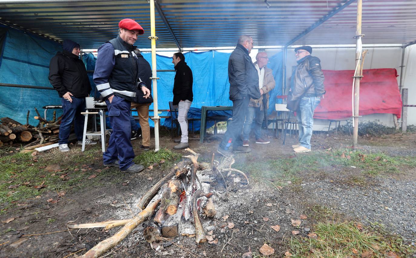 Fotos: Concentración de los empleados de la limpieza industrial en la central de Compostilla
