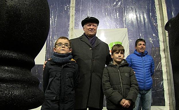 Galería. El histórico jugador se fotografía con los niños.