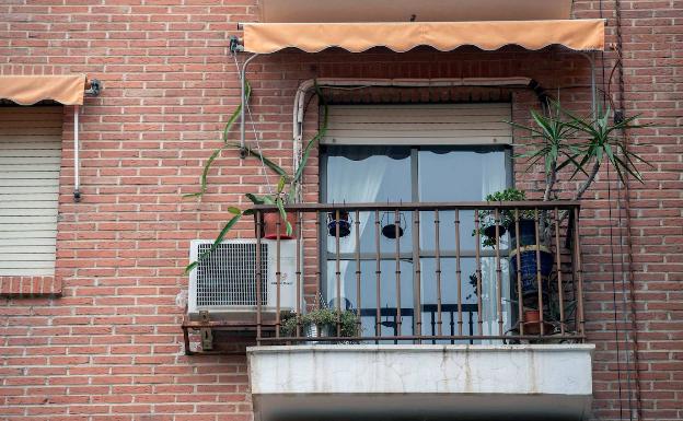 Vista de la vivienda donde se investiga una de las agresiones sexuales de Nochevieja.