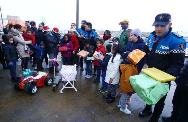 Fotos: Entrega de juguetes recogidos por la Policía Municipal de Ponferrada