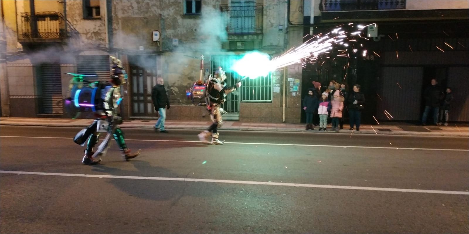 La cabalgata de los pajes reales, que han estado acompañados por asociaciones y peñas del municipio, ha partido de la Casa de Cultura de Pinilla.