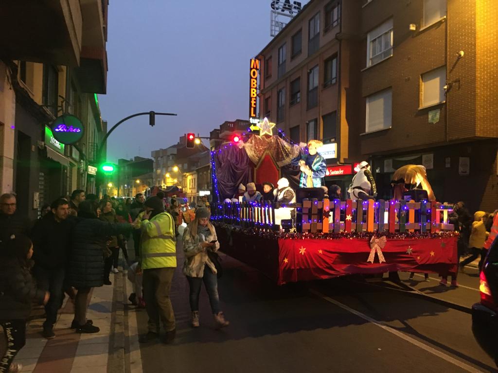 La cabalgata de los pajes reales, que han estado acompañados por asociaciones y peñas del municipio, ha partido de la Casa de Cultura de Pinilla.