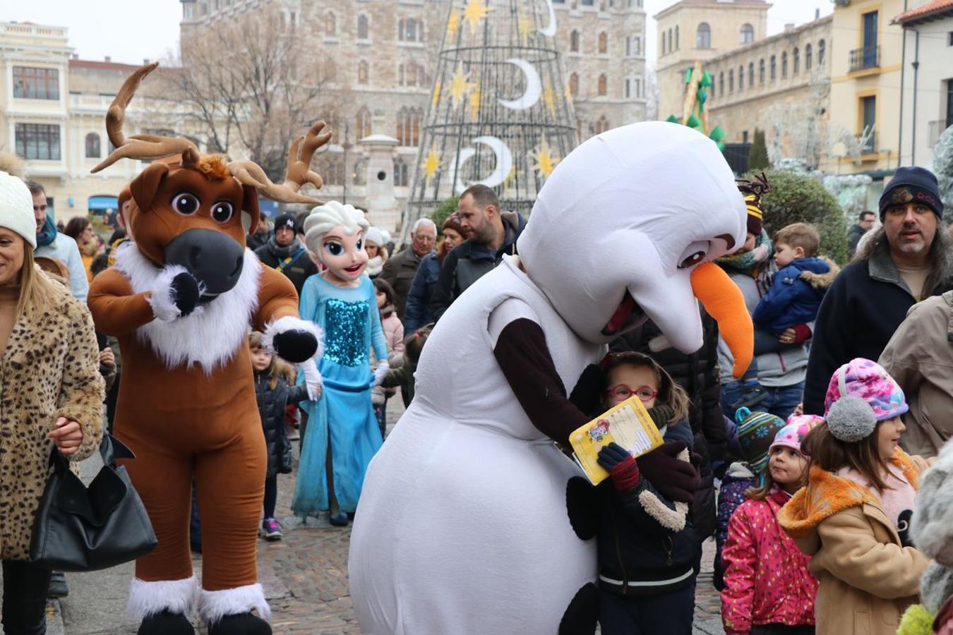 Los personajes de Frozen desfilan por las calles de la capital.