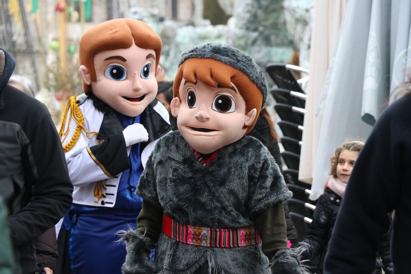 Los personajes de Frozen desfilan por las calles de la capital.