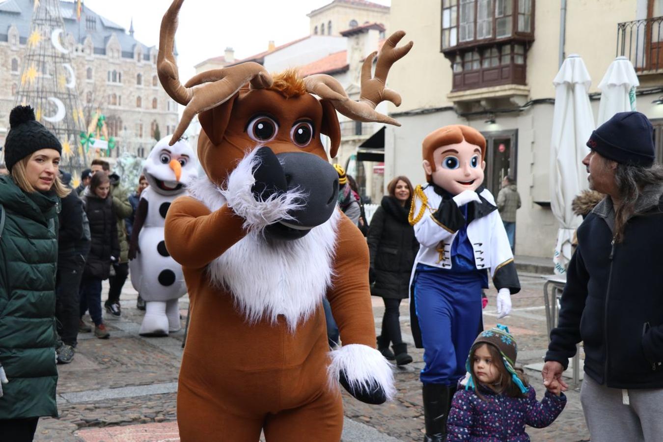 Los personajes de Frozen desfilan por las calles de la capital.