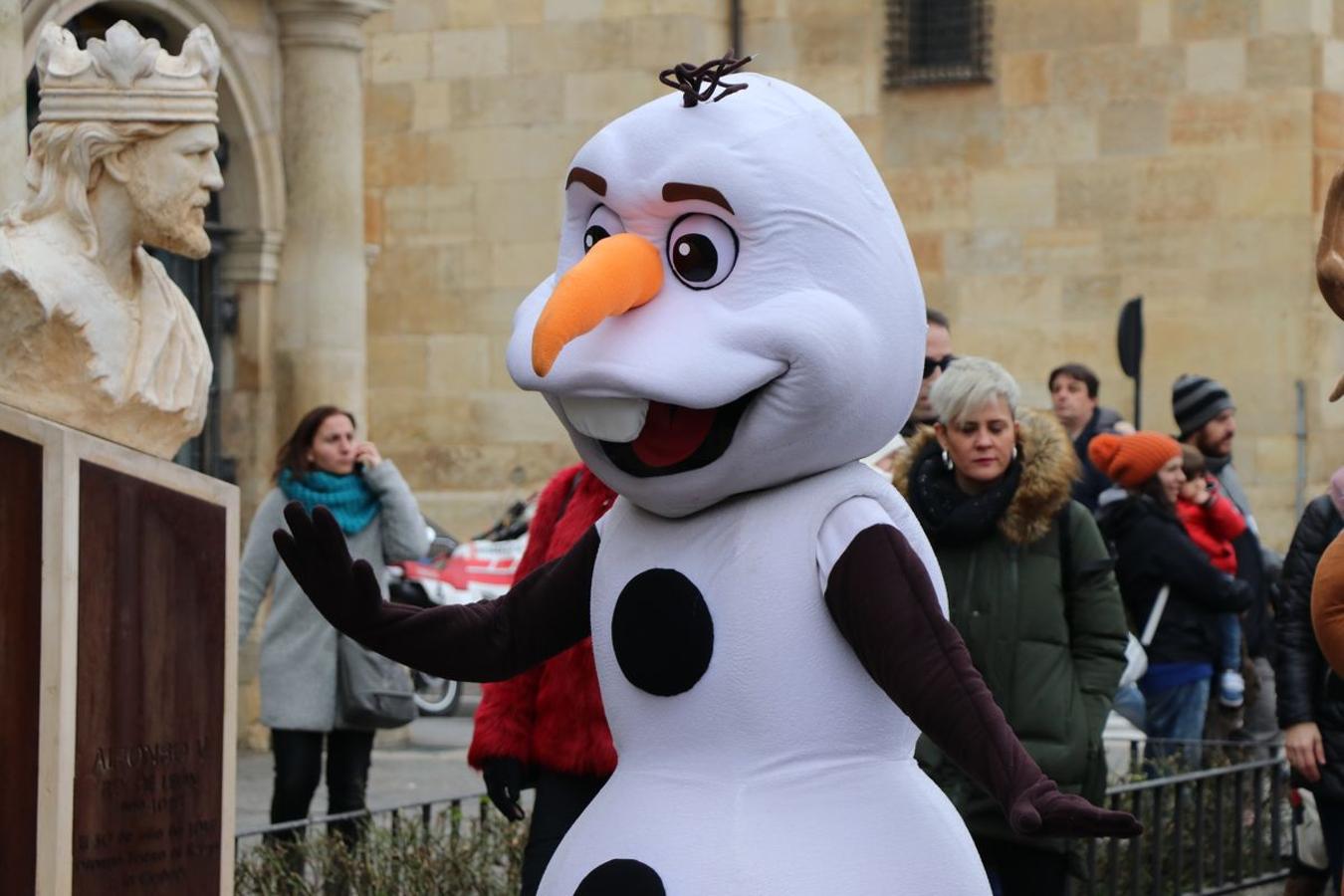 Los personajes de Frozen desfilan por las calles de la capital.