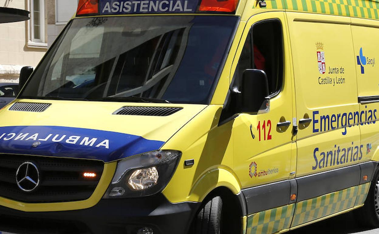 Trasladan al hospital a una mujer intoxicada por inhalación de humo en una vivienda de Palencia