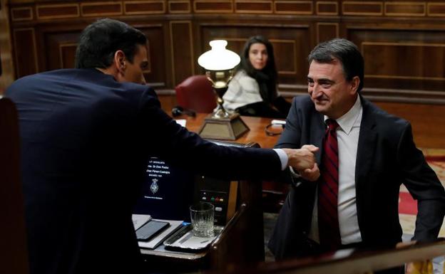 Sánchez saluda a Aitor Esteban, portavoz del PNV. 