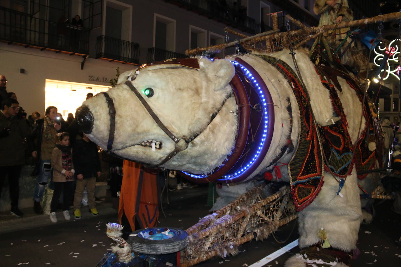 Miles de personas acuden al recorrido de la Cabalgata de los Reyes Magos por las calles de León capital.