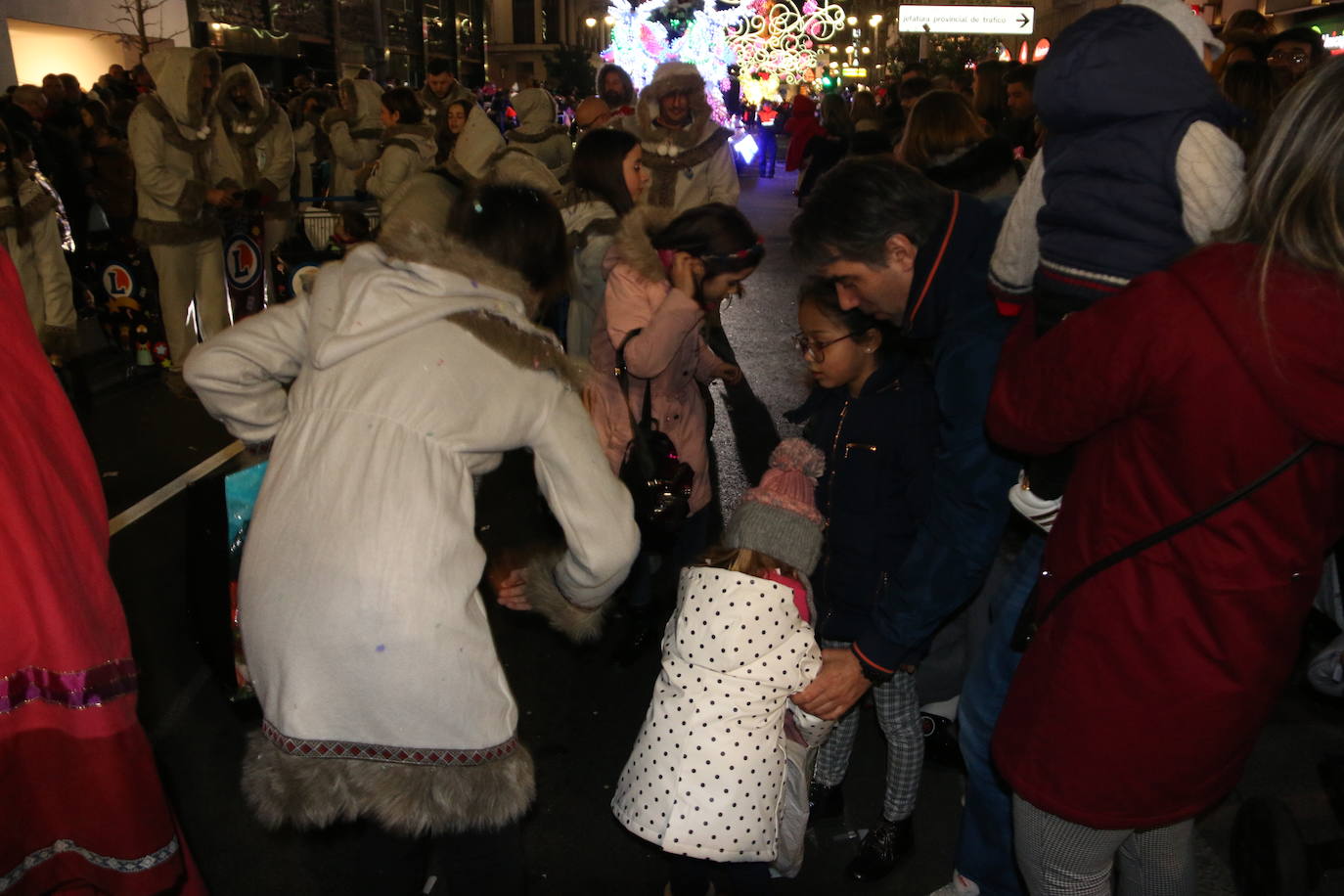 Miles de personas acuden al recorrido de la Cabalgata de los Reyes Magos por las calles de León capital.