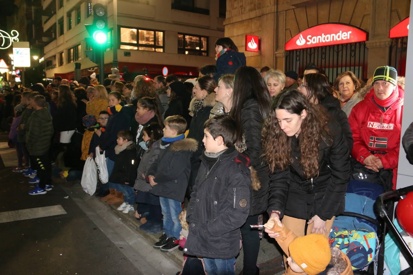 Miles de personas acuden al recorrido de la Cabalgata de los Reyes Magos por las calles de León capital.