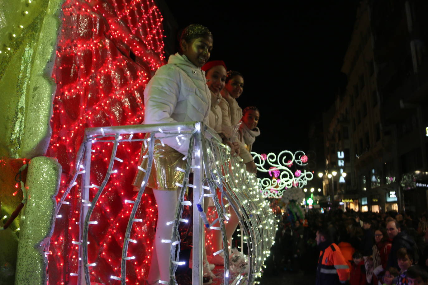 Miles de personas acuden al recorrido de la Cabalgata de los Reyes Magos por las calles de León capital.