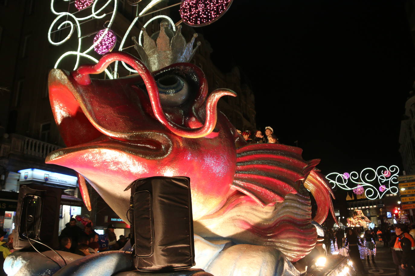 Miles de personas acuden al recorrido de la Cabalgata de los Reyes Magos por las calles de León capital.