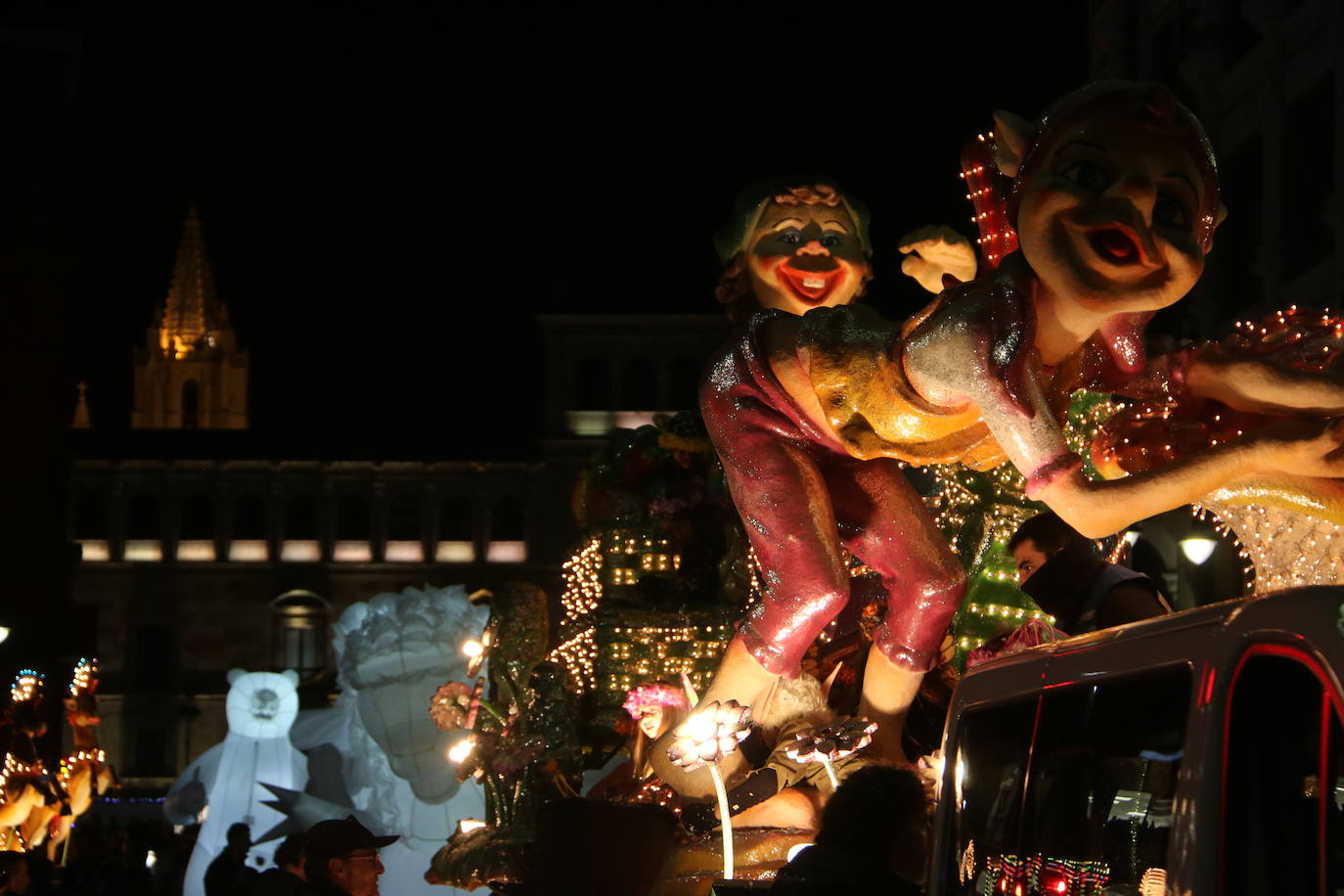 Miles de personas acuden al recorrido de la Cabalgata de los Reyes Magos por las calles de León capital.