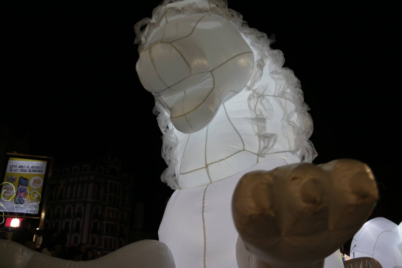 Miles de personas acuden al recorrido de la Cabalgata de los Reyes Magos por las calles de León capital.