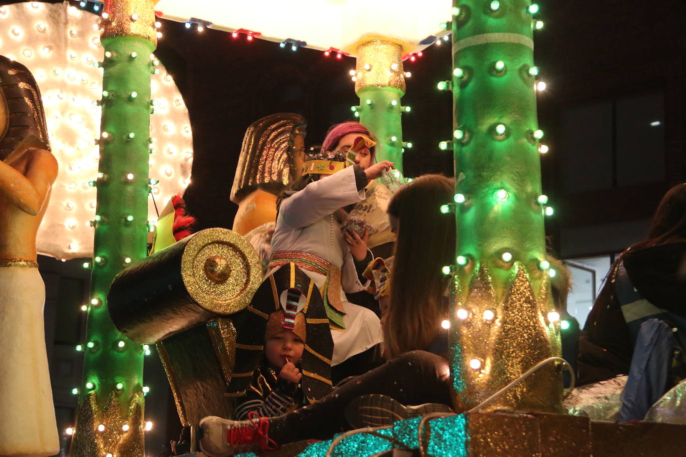 Miles de personas acuden al recorrido de la Cabalgata de los Reyes Magos por las calles de León capital.