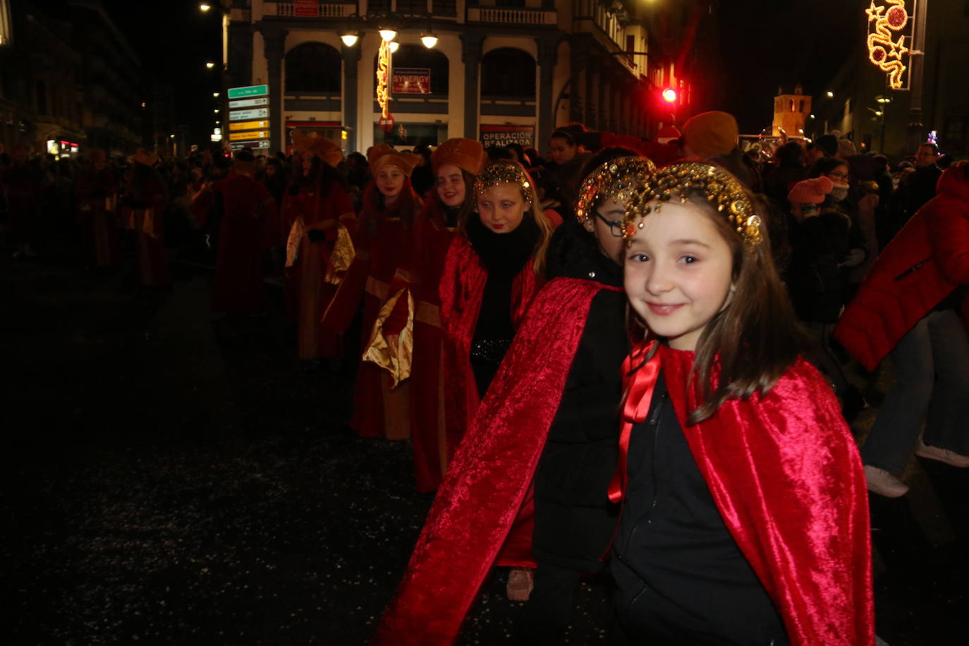 Miles de personas acuden al recorrido de la Cabalgata de los Reyes Magos por las calles de León capital.