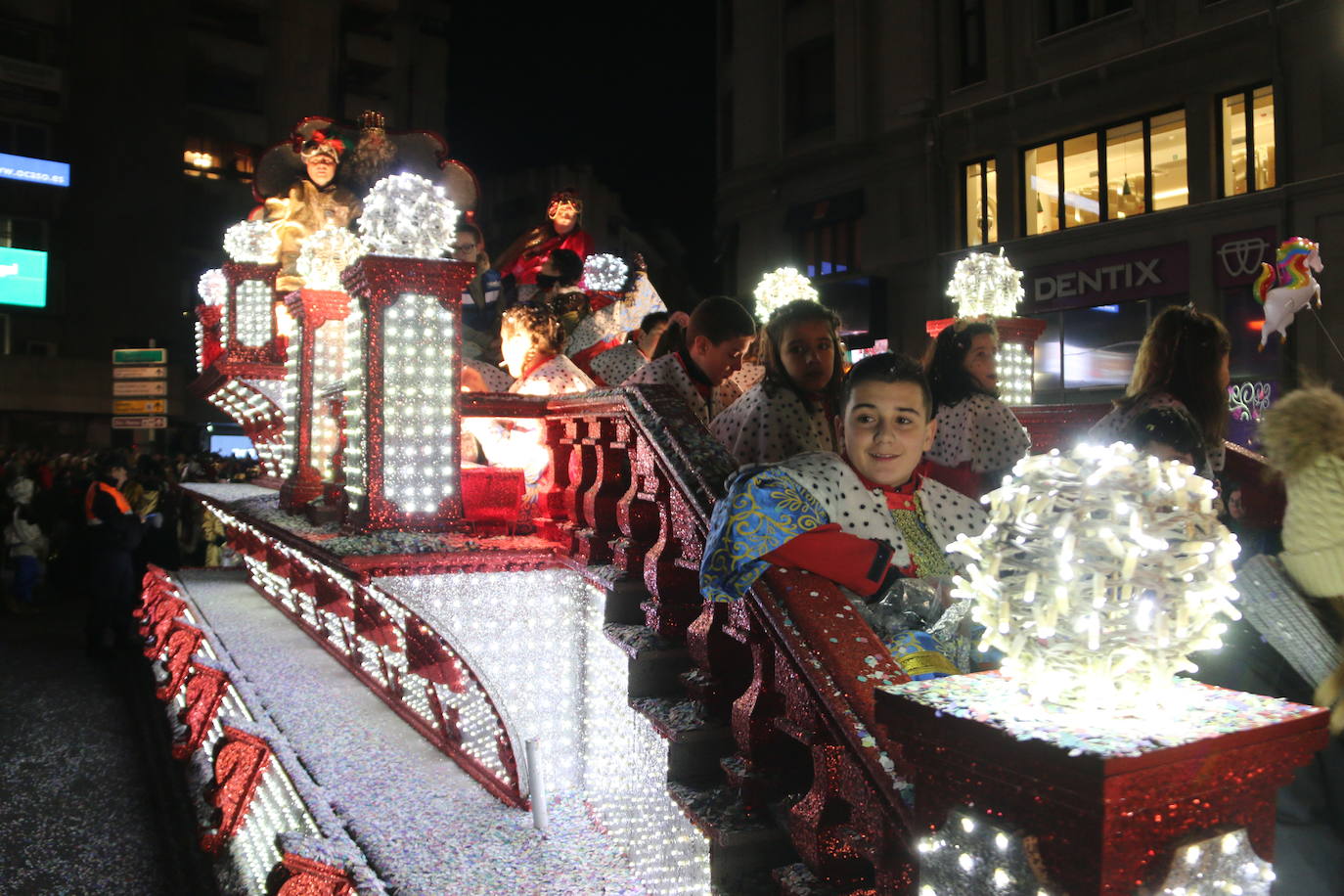 Miles de personas acuden al recorrido de la Cabalgata de los Reyes Magos por las calles de León capital.