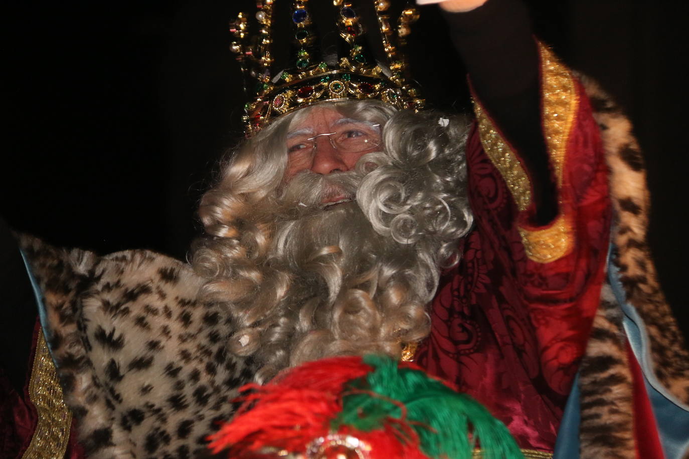 Miles de personas acuden al recorrido de la Cabalgata de los Reyes Magos por las calles de León capital.