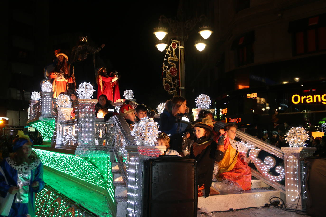 Miles de personas acuden al recorrido de la Cabalgata de los Reyes Magos por las calles de León capital.