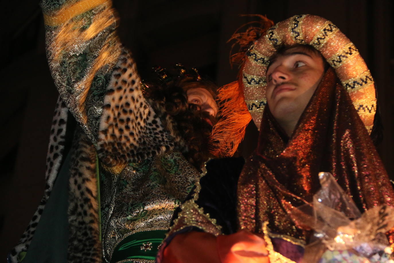 Miles de personas acuden al recorrido de la Cabalgata de los Reyes Magos por las calles de León capital.