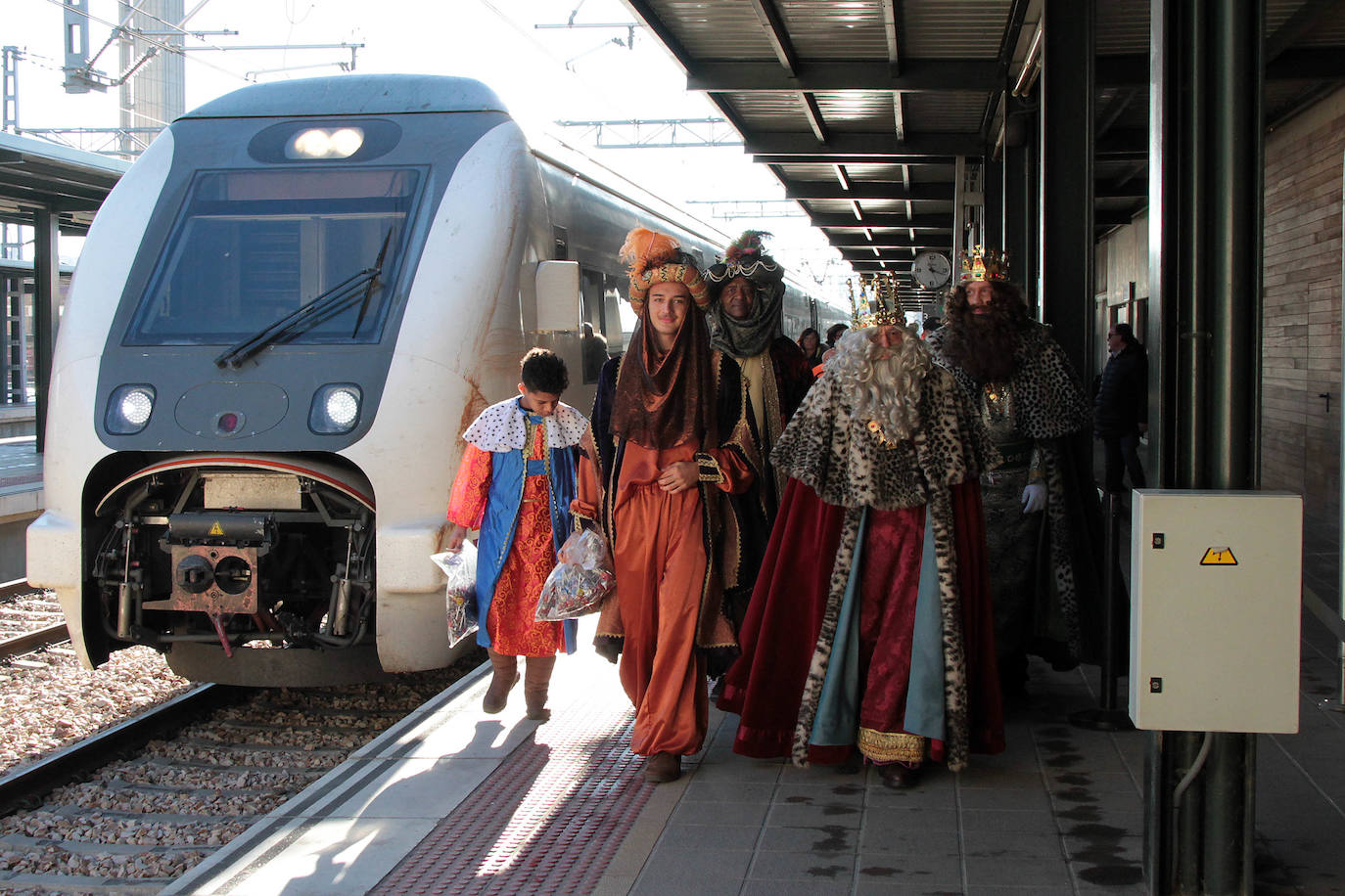 El viaje no era menor y por eso han llegado con retraso sobre su hora prevista. A las 11.15 horas y llegados directamente desde Oriente, los Reyes Magos han pisado León para ser recibidos por una legión de niños emocionados por encontrarse con ellos un año más.