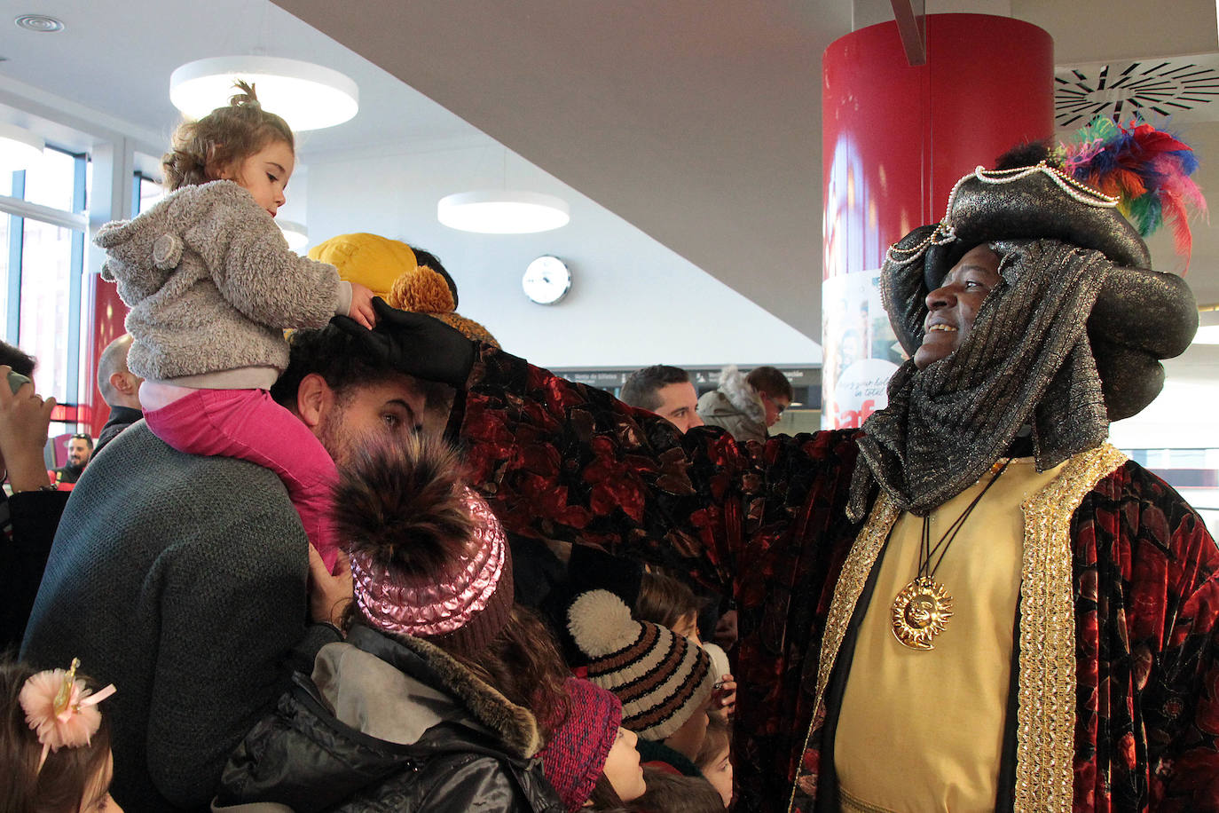 El viaje no era menor y por eso han llegado con retraso sobre su hora prevista. A las 11.15 horas y llegados directamente desde Oriente, los Reyes Magos han pisado León para ser recibidos por una legión de niños emocionados por encontrarse con ellos un año más.