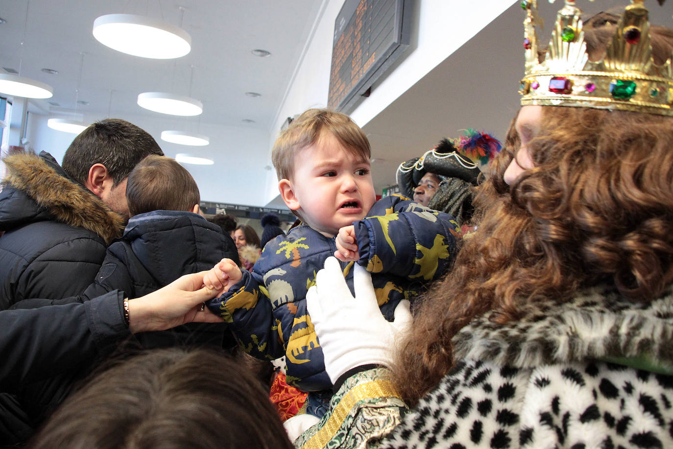 El viaje no era menor y por eso han llegado con retraso sobre su hora prevista. A las 11.15 horas y llegados directamente desde Oriente, los Reyes Magos han pisado León para ser recibidos por una legión de niños emocionados por encontrarse con ellos un año más.