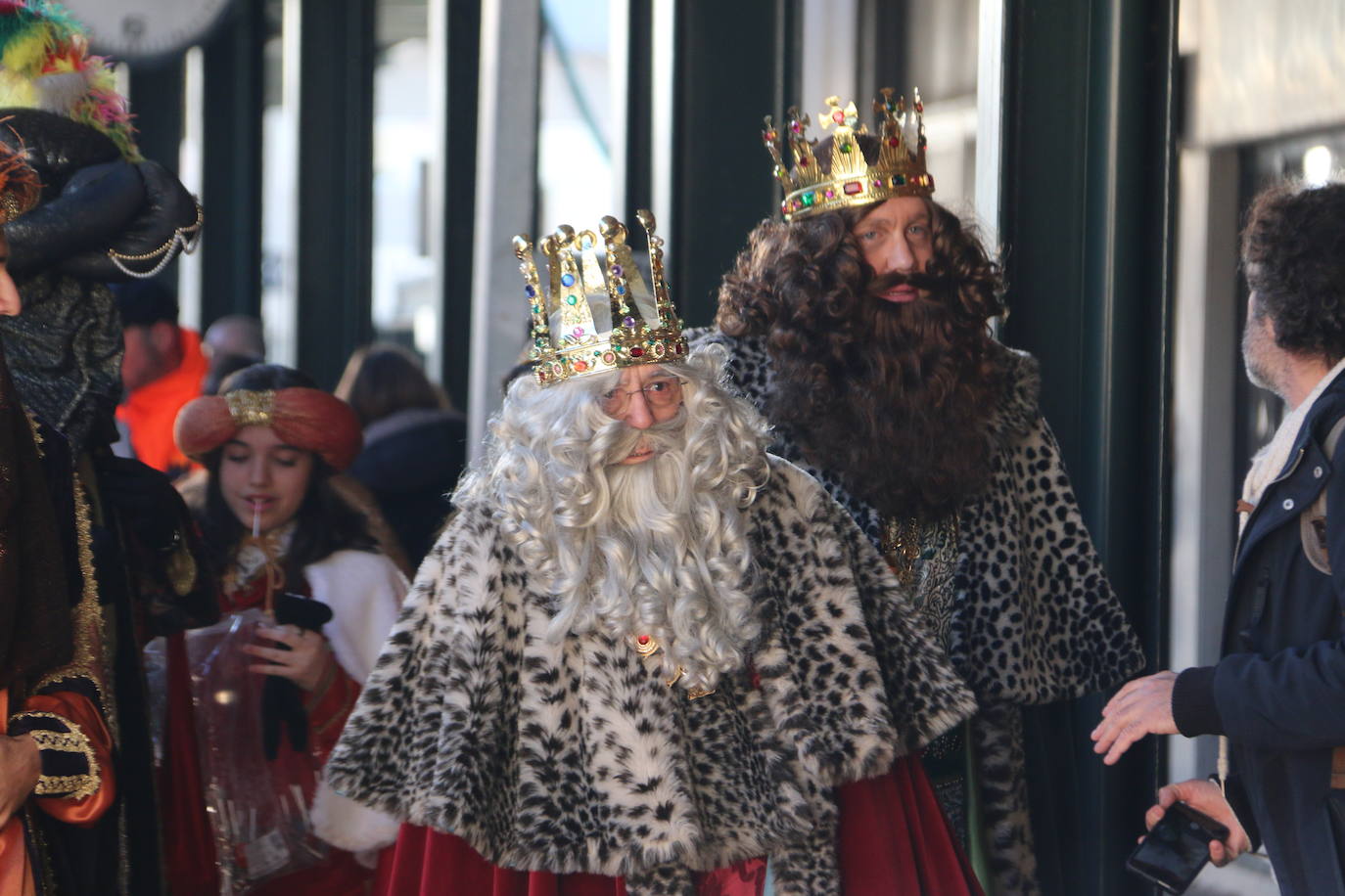 El viaje no era menor y por eso han llegado con retraso sobre su hora prevista. A las 11.15 horas y llegados directamente desde Oriente, los Reyes Magos han pisado León para ser recibidos por una legión de niños emocionados por encontrarse con ellos un año más.