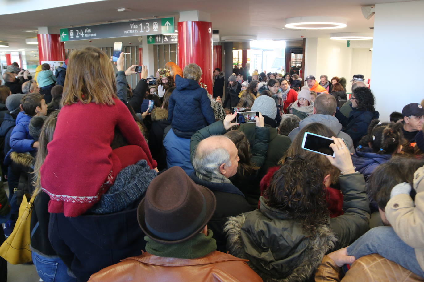 El viaje no era menor y por eso han llegado con retraso sobre su hora prevista. A las 11.15 horas y llegados directamente desde Oriente, los Reyes Magos han pisado León para ser recibidos por una legión de niños emocionados por encontrarse con ellos un año más.