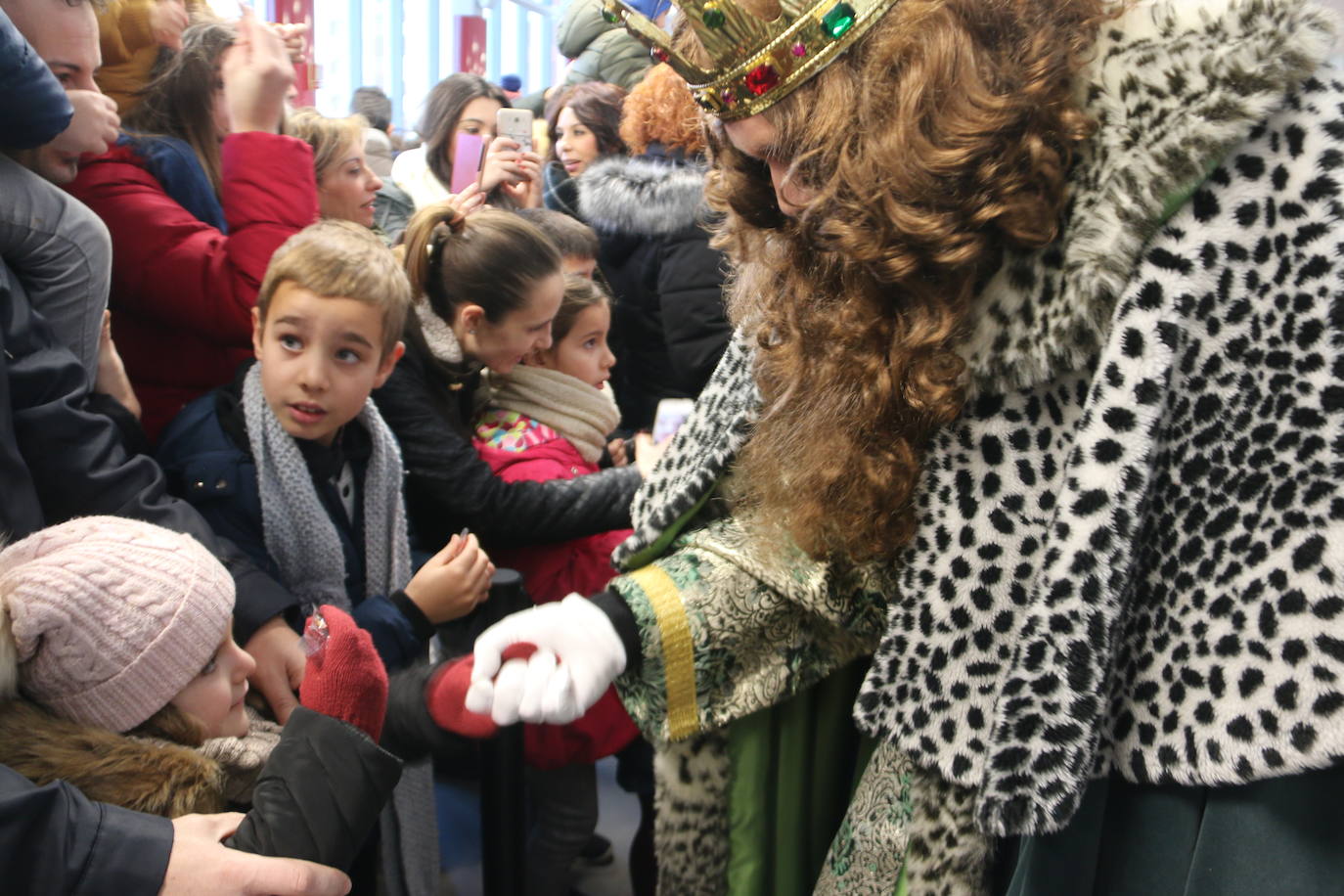 El viaje no era menor y por eso han llegado con retraso sobre su hora prevista. A las 11.15 horas y llegados directamente desde Oriente, los Reyes Magos han pisado León para ser recibidos por una legión de niños emocionados por encontrarse con ellos un año más.