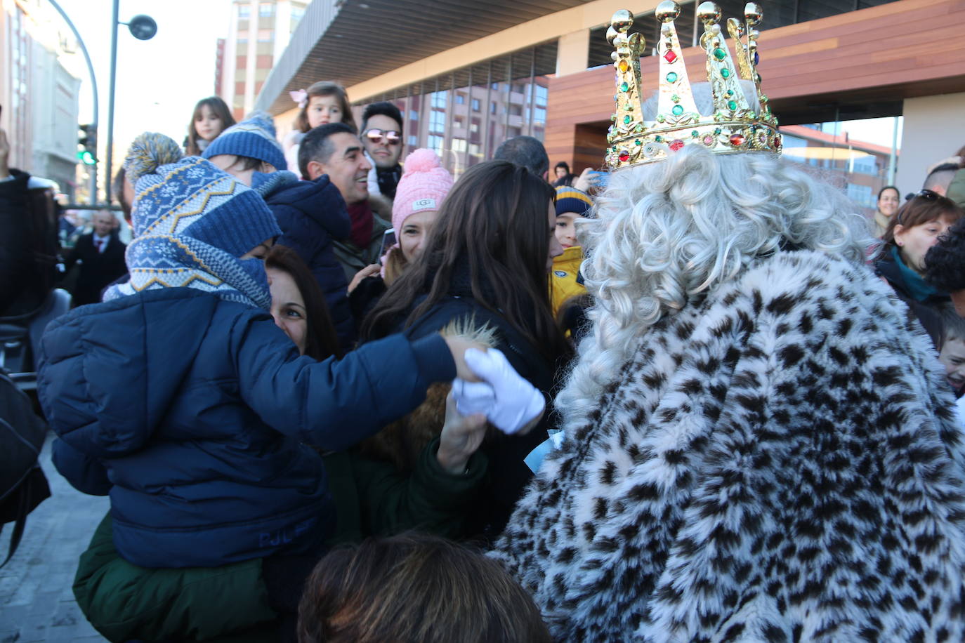 El viaje no era menor y por eso han llegado con retraso sobre su hora prevista. A las 11.15 horas y llegados directamente desde Oriente, los Reyes Magos han pisado León para ser recibidos por una legión de niños emocionados por encontrarse con ellos un año más.