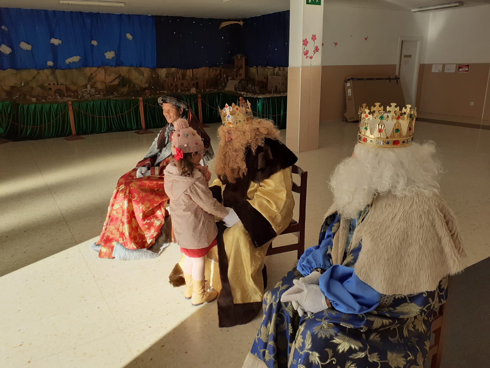 Los Reyes Magos se han dirigido al pabellón Camino de Santiago, donde han concluido su estancia en San Andrés con una fiesta con hinchables.