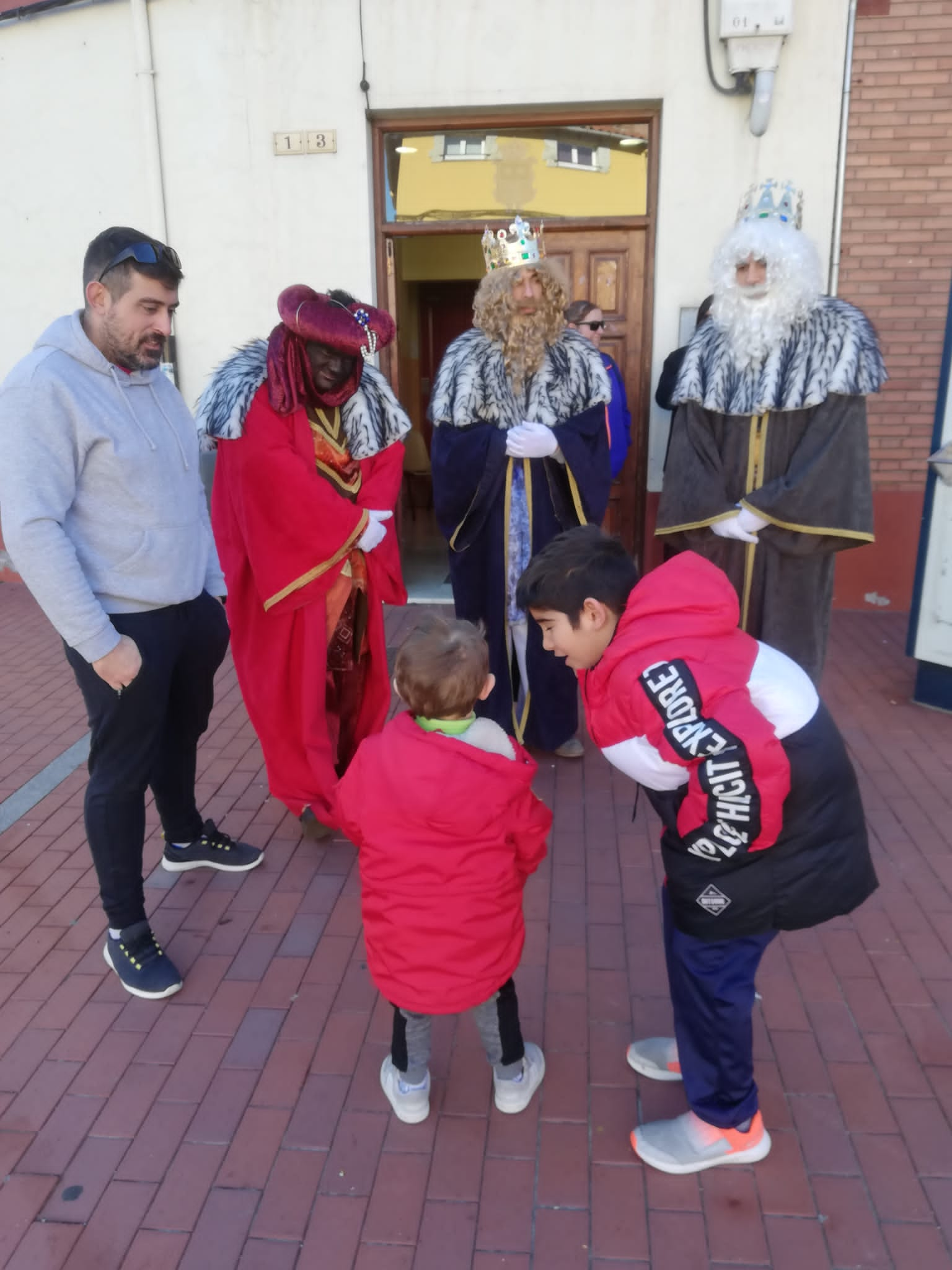 Los Reyes Magos se han dirigido al pabellón Camino de Santiago, donde han concluido su estancia en San Andrés con una fiesta con hinchables.