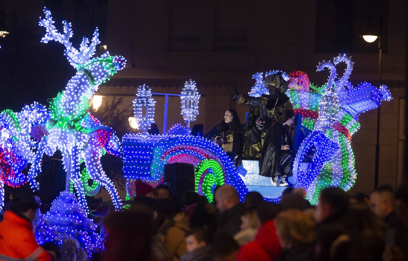 Sus Majestades llegan a la capital berciana en una gran cabalgata de luces