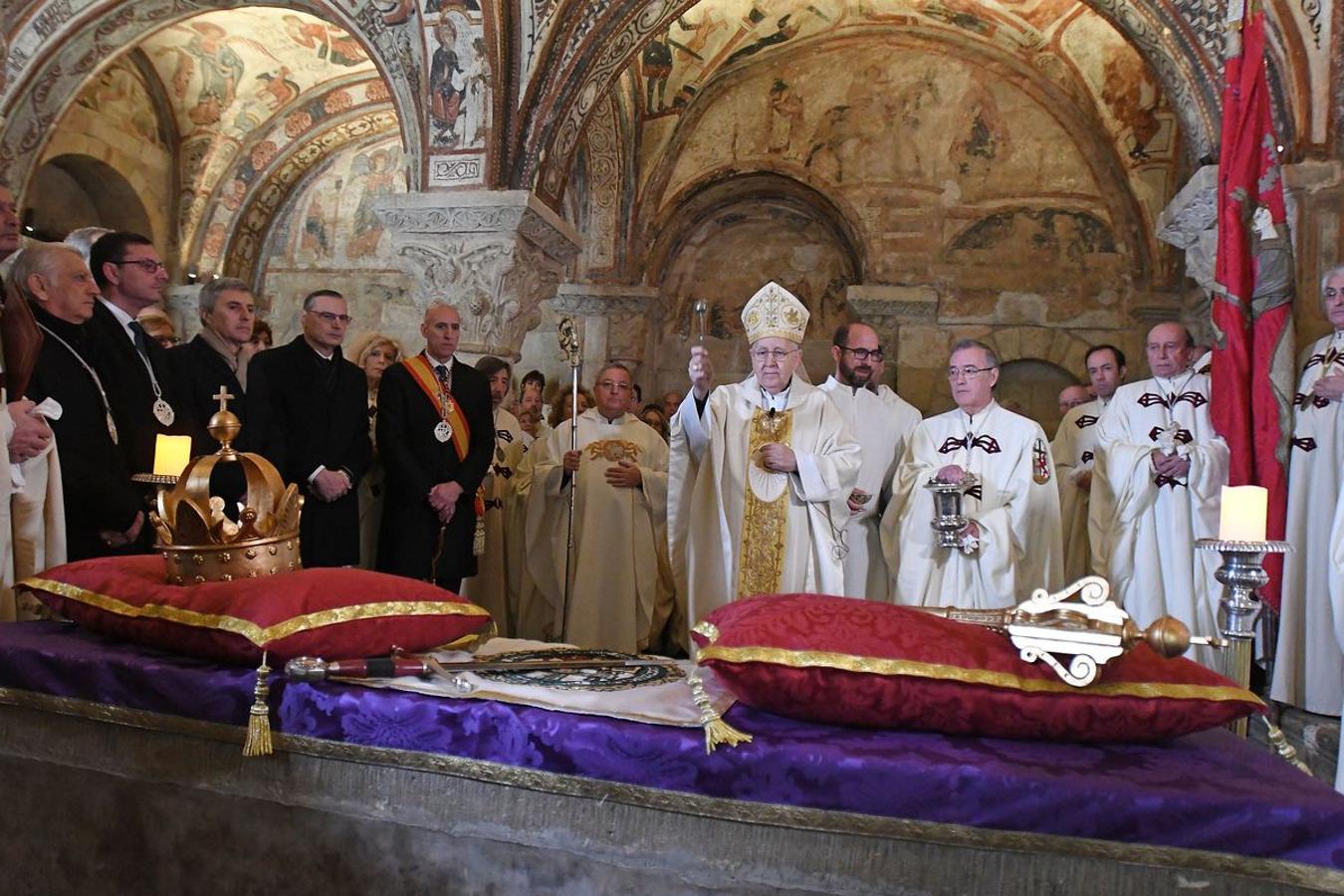 El alcalde de León, Jose Antonio Diez, junto a la corporación municipal, asiste a la misa y responso por los Reyes de León que organiza la Ilustre, Real e Imperial Cofradía del Milagroso Pendón de San Isidoro