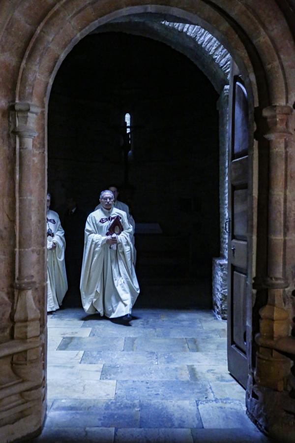 El alcalde de León, Jose Antonio Diez, junto a la corporación municipal, asiste a la misa y responso por los Reyes de León que organiza la Ilustre, Real e Imperial Cofradía del Milagroso Pendón de San Isidoro