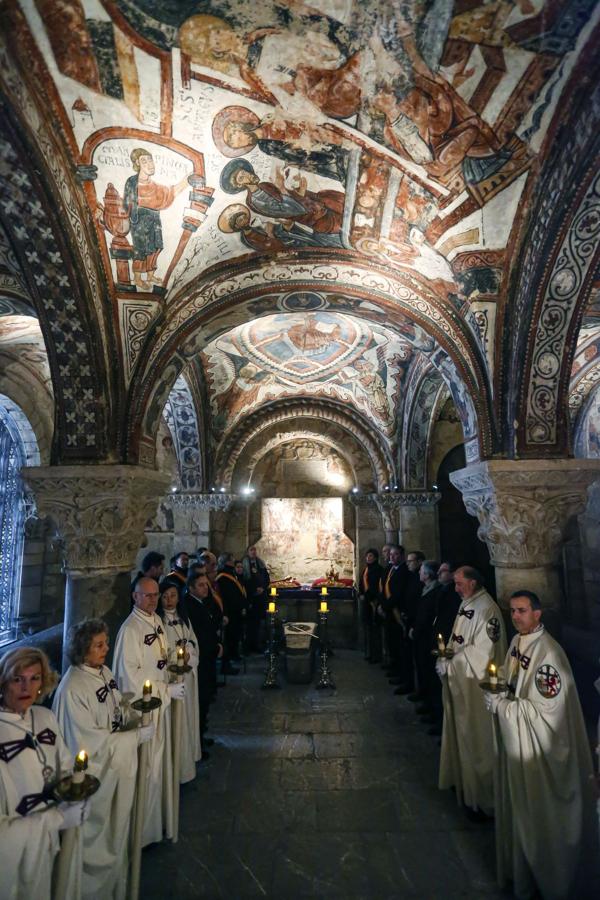 El alcalde de León, Jose Antonio Diez, junto a la corporación municipal, asiste a la misa y responso por los Reyes de León que organiza la Ilustre, Real e Imperial Cofradía del Milagroso Pendón de San Isidoro